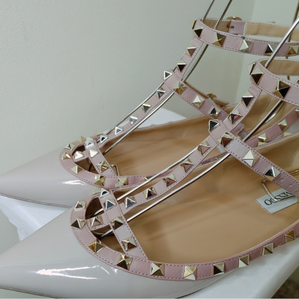 CAMSSOO SPIKED Toe STRAPPY PATENT FLATS, NUDE 40/US 9.5